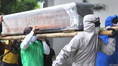इक्वेडोरमधलं अंत्ययात्रेचं दृश्य