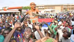 नीजेर कू का समर्थक