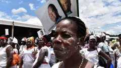 Une femme assiste à l'investiture de l'ancien président ivoirien Henri Konan Bedie comme candidat du PDCI aux élections présidentielles du 31 octobre 2020
