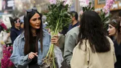 در حالی‌ که حملات آمریکا و اسرائیل به ایران ادامه دارد، مردم در بازار تجریش در شمال تهران در آستانه نوروز، سال نو ایرانی، و عید فطر خرید می‌کنند. در میان اقلام پرطرفدار برای آماده‌سازی این مناسبت‌ها می‌توان به پوشاک، آجیل، هدایا و گل‌ها اشاره کرد.