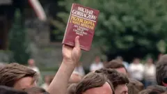 পোল্যান্ডের রাজধানী ওয়ারশতে গরবাচফের সফরের সময় তারই লেখা বই 'পেরেস্ত্রইকা' তুলে ধরেছেন একজন পোলিশ