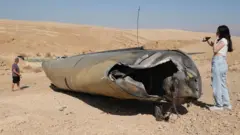 Les restes de l'un des 180 missiles lancés par l'Iran se trouvent dans le sud d'Israël.