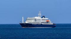 Crucero en el mar con pasajeros en cubierta