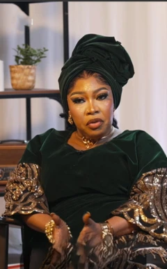 Bimpe Akintunde wọ asọ aran alawọ eweko, o si we gele rẹ