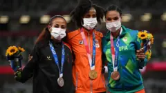 Atileetotni 10,000m'n 1 - 3 xumuran hunduu dhaloonni isaanii Itoophiyaadha, garuu alaabaa garaagaraa sadiif fiigan
