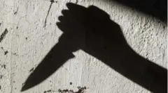 Aworan ọwọ to mu ọbẹ dani