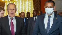 የሩሲያው የውጭ ጉዳይ ሚኒስትር ሰርጌይ ላቭሮቭ ከሱዳን ወታደራዊ አስተደዳር ምክትል መሪ መሐመድ ሐምዳን ጋር