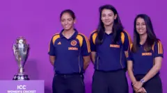 विश्वचषकाच्या ट्रॉफीसोबत भारताच्या खेळाडू. डावीकडून - हरमनप्रीत कौर, स्मृती मंधाना, जेमिमा रॉड्रिग्ज