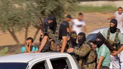 Des militants avancent samedi vers la frontière israélienne depuis le sud de Gaza.