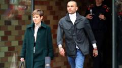 Daniel Alves ao ladobet betboosua advogada deixando a prisão