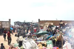 Impunzi z'Abanyecongo zigandagaje ku kivuko ca Rumonge. 