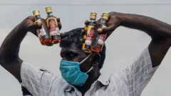 కరోనావైరస్ వ్యాప్తి న‌డుమ‌‌ లిక్కర్ షాపుల ఎదుట సోషల్ డిస్టెన్స్ మెయింటైన్‌ చేయడం కష్టతరంగా మారింది.