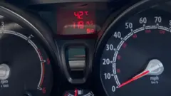 Instrument tabla automobila pokazuje 42 stepena Celzijusa
