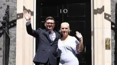 Andy Burnham eşi Marie-France van Heel ile başbakanlık konutu önünde - 20 Temmuz