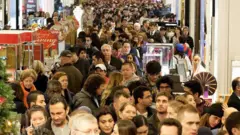 متسوقون يتزاحمون في ممرات أحد المتاجر في نيويورك. صورة أرشيفية 