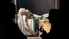 Personas apreciando el cuadro La muerte de Marat