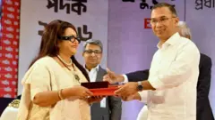 একুশে পদক দিলেন প্রধানমন্ত্রী 