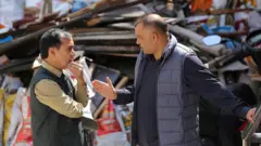 नेपाली कांग्रेसको क्षतिग्रस्त केन्द्रीय कार्यालय भवनबाहिर दुई महामन्त्री गगन थापा र विश्वप्रकाश शर्मा