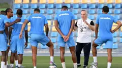 Dick Advocaat conversa com jogadores da seleção de Curaçao