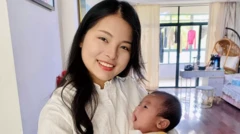 صورة تعبيرية لأم تحمل طفلها