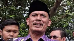 Kepala Desa Kohod, Arsin saat meninjau area laut yang memiliki SHGB dan SHM, di Desa Kohod, kabupaten Tangerang, Banten, Jumat (24/01).