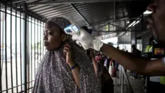 Une femme se fait mesurer la température à un poste de dépistage Ebola alors qu'elle entre en République démocratique du Congo en provenance du Rwanda.