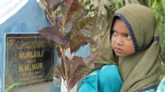 Berziarah, berjualan mainan, bercanda dengan teman, hingga belajar giat untuk meraih cita-cita jadi polisi wanita (polwan) adalah cara Sausan Sania, siswi kelas empat SD, berjuang melewati hari demi hari.