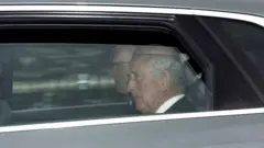 Kral 3. Charles Balmoral’dan ayrılırken yüzünde düşünceli bir ifade vardı.