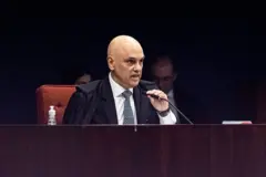 Alexandre de Moraes habla con la toga puesta durante el juicio a Bolsonaro