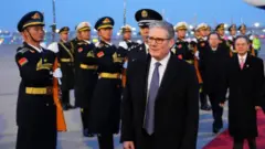 نخست‌وزیر بریتانیا پس از فرود در فرودکاه مورد اسقبال قرار گرفت. 