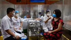 Người dân tiêm AstraGeneca ngày 2/8/2021 tại Hà Nội
