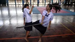 เด็กหญิงสนใจวิชากระบี่กระบองไม่น้อยเช่นกัน