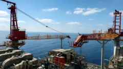 المعدات في حقل ليفياثان، أكبر حقل غاز في إسرائيل، بالقرب من حيفا، ويظهر البحر في خلفية الصورة