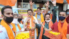 রাম মন্দিরের ভূমিপূজা উপলক্ষে ভক্তদের মিষ্টি বিতরণ। ফাইল ছবি