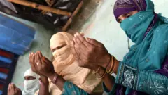 উত্তরড্রদেশের একটি গ্রামে ঈদের নামাজ পড়ছেন মুসলিম নারীরা