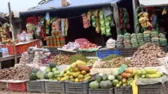 डोटीमा बिक्रीका लागि राखिएका फलफूल र तरकारी