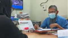 রোগীর সঙ্গে কথা বলছেন চিকিৎসক