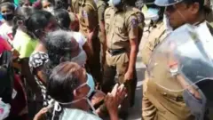 බන්ධනාගාරය ඉදිරිපස රැස්වූ ඥාතීන්