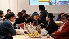 上海徐匯的宜家餐廳內，幾名老年人在這裏相親交友