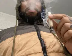 homem fumando o que parece ser um baseado, cigarroroleta verticalmaconha