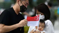 Pemerintah Singapura memberikan insentif kepada warganya untuk mendongkrak tingkat kelahiran.