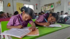 ప్రాథమిక పాఠశాలల్లో విద్యార్థుల చేరికలు కనిపించకపోవడంతో ఏపీ ప్రభుత్వ పాఠశాలల విద్యార్థుల సంఖ్య పడిపోతోంది