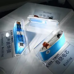 Peças de baterias identificadas, embaladas em plástico, com o logotipo de CATL