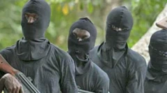Awọn eeyan ti wọn fi aṣọ dudu bo oju, wọn gbe ibọn dani
