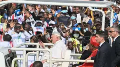 Papa Francisco no seu 'papamóvel' em meio à multidão em Kinshasa, na República Democrática do Congo