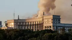 Здание правительства Украины, над которым поднимается дым