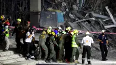 入夜後泰國曼谷地震塌樓現場救援人員抬出獲救工人（28/3/2025）