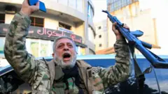 सीरिया के होम्स में सरकार विरोधी एक हथियारबंद लड़ाका