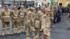 Agentes de segurança fazem cordão de isolamento