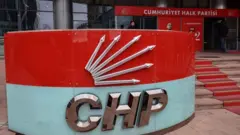 CHP genel merkezi girişindeki logolu tabela